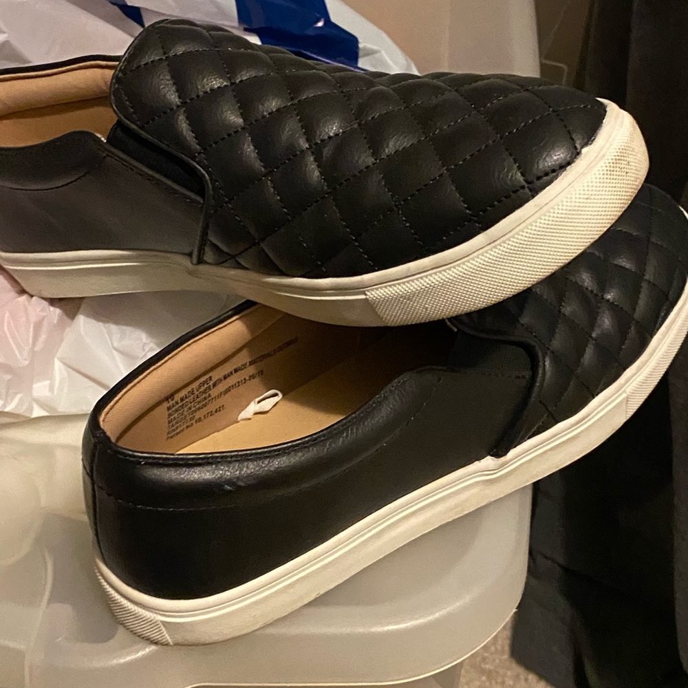 Black quilted sneakers
